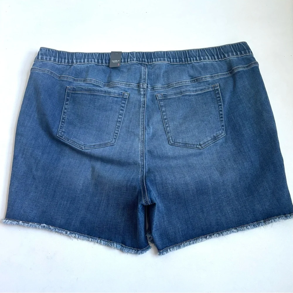 Torrid Mid-Rise Pull-On Jeans Shorts Raw Hem in Rum Coke Blue Wash Size 3X